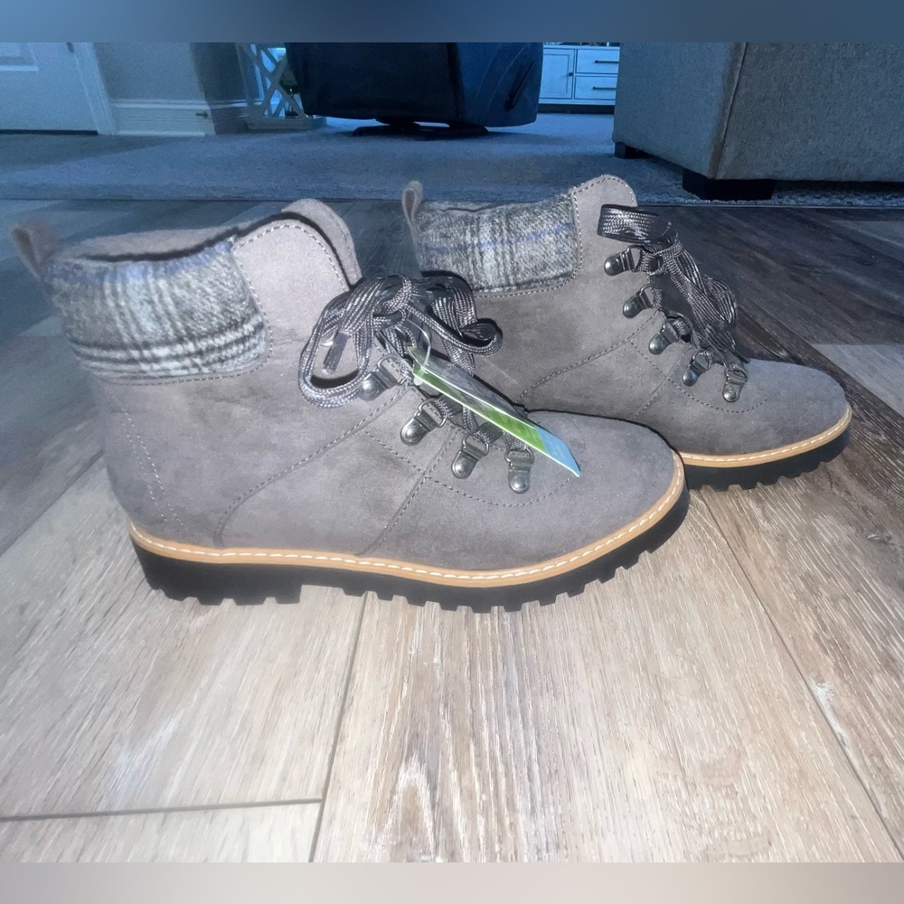 NEW! Sonoma Boots w/ Ortholite. (7 Med)
